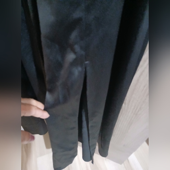 Elegant Black Sleeveless Dress - Picture 5 of 9